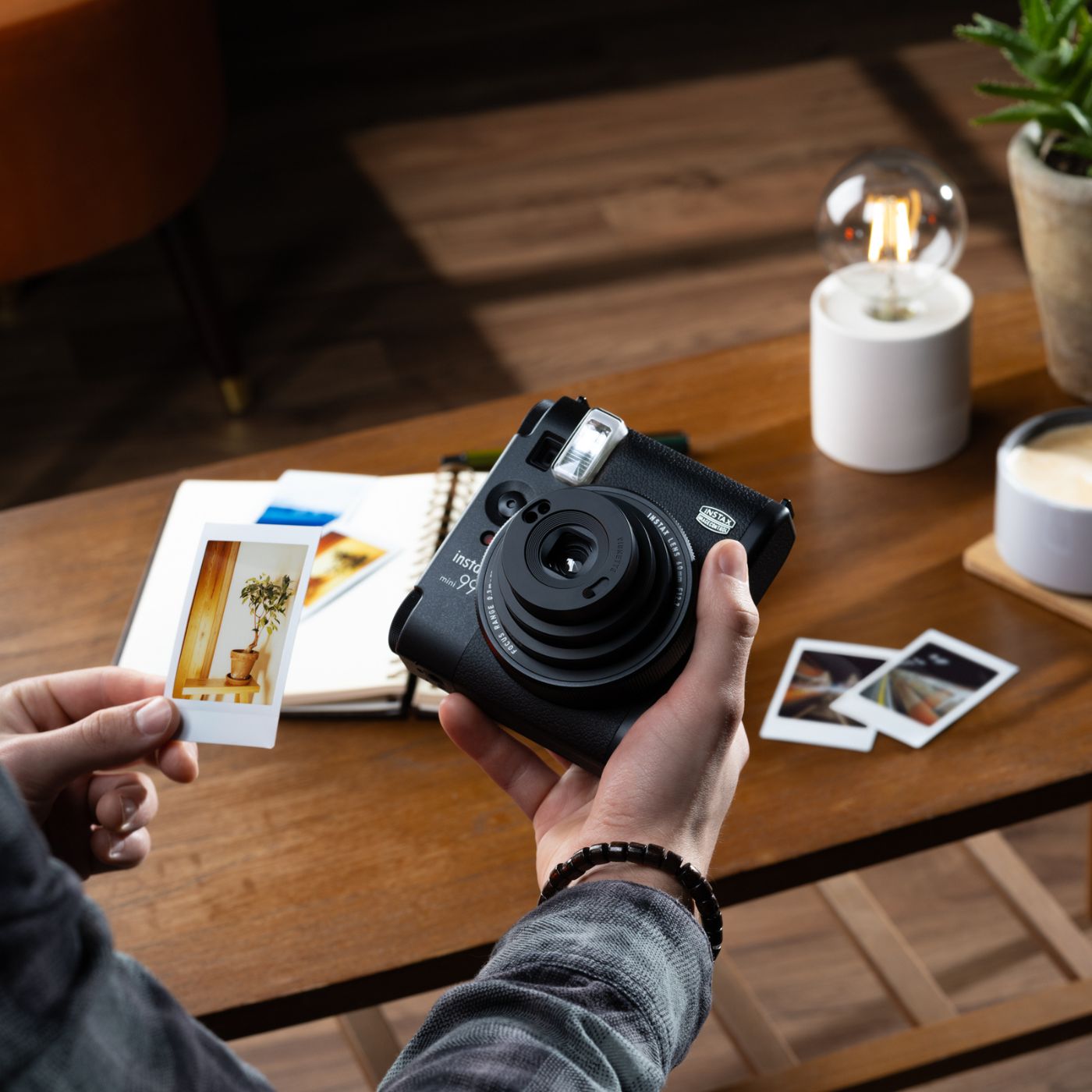 Conbo Câmera Instantânea Fujifilm instax mini 99™ Preta + Filme mini black 10 fotos