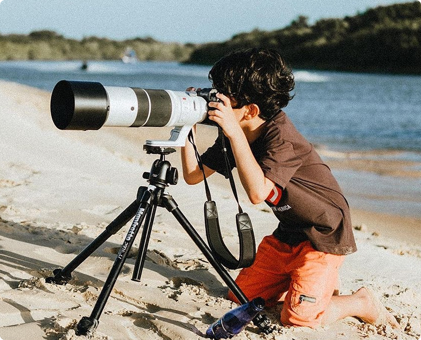 Menino tirando foto