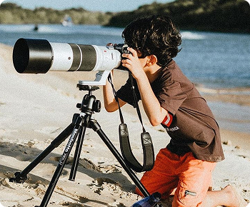Menino tirando foto
