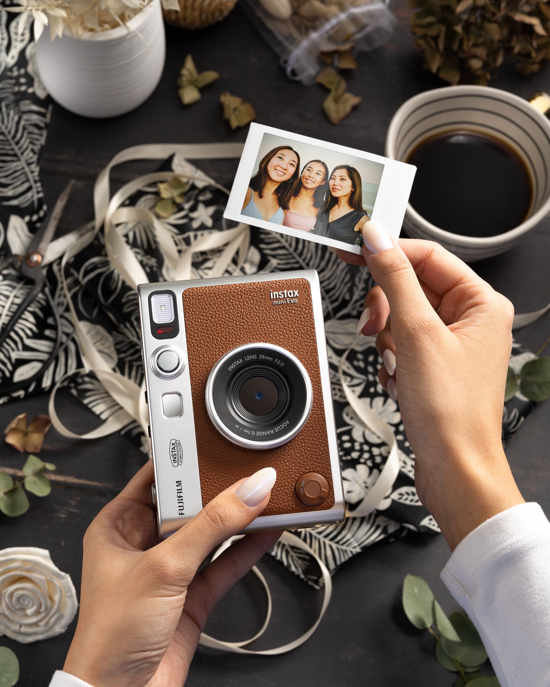 Fujifilm Instax Mini Evo Brown – Fotocamera Ibrida Digitale E Istantanea + 20 Pellicole